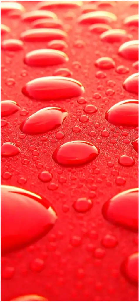 wassertropfen auf roter oberflaeche