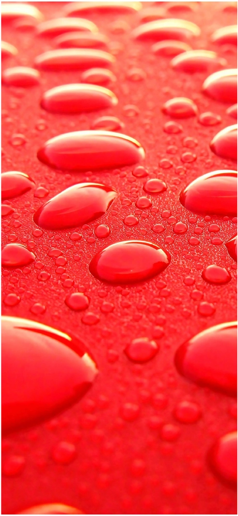 wassertropfen-auf-roter-oberflaeche