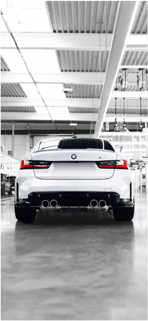 weisser bmw in moderner lagerhalle