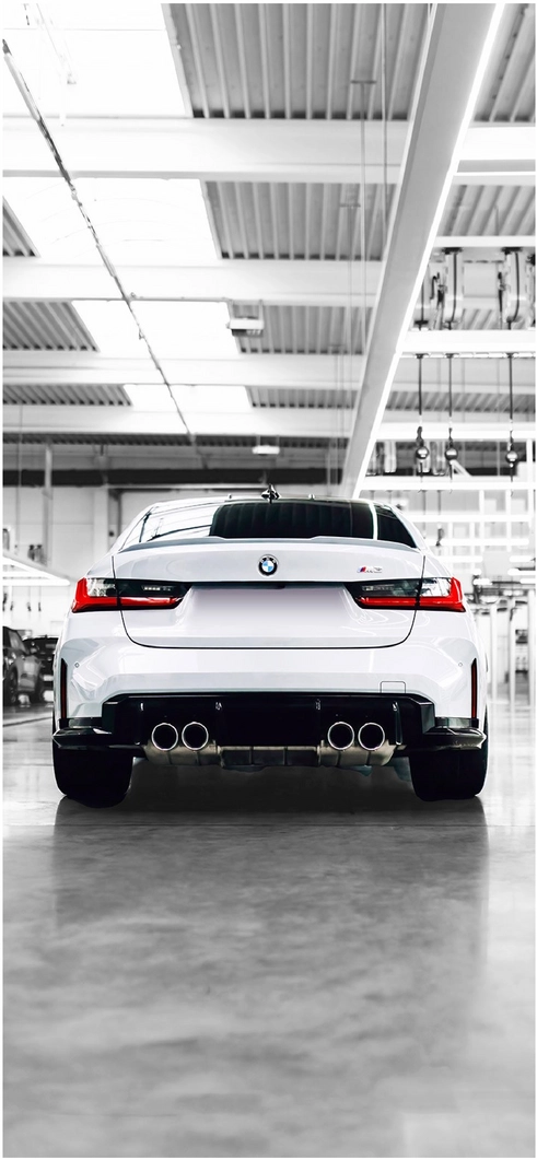 weisser-bmw-in-moderner-lagerhalle