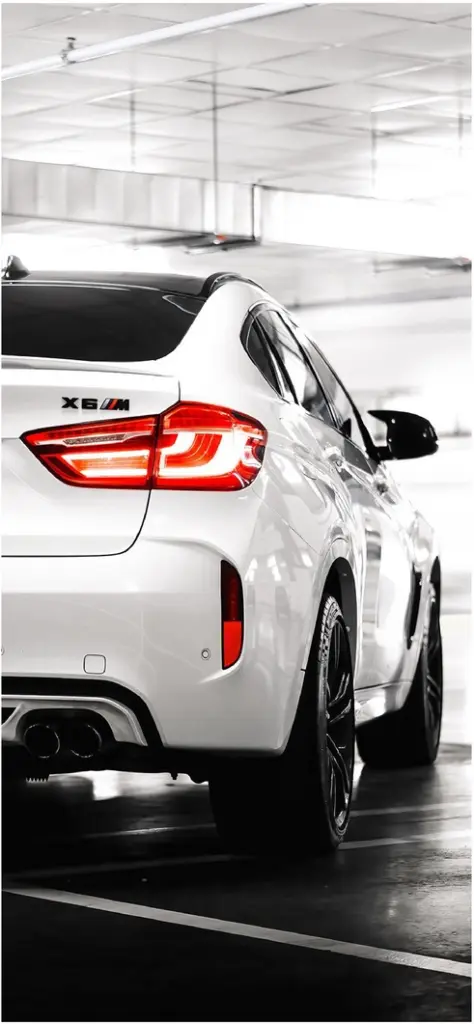 weisser bmw x6 m im modernen parkhaus