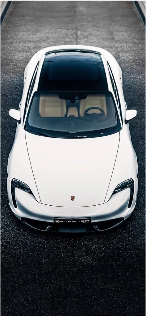 weisser porsche auf schwarzem asphalt