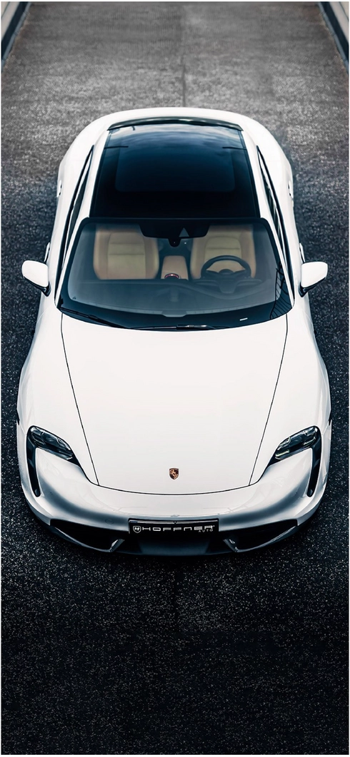weisser-porsche-auf-schwarzem-asphalt