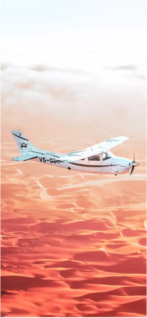 weisses flugzeug ueber der wueste