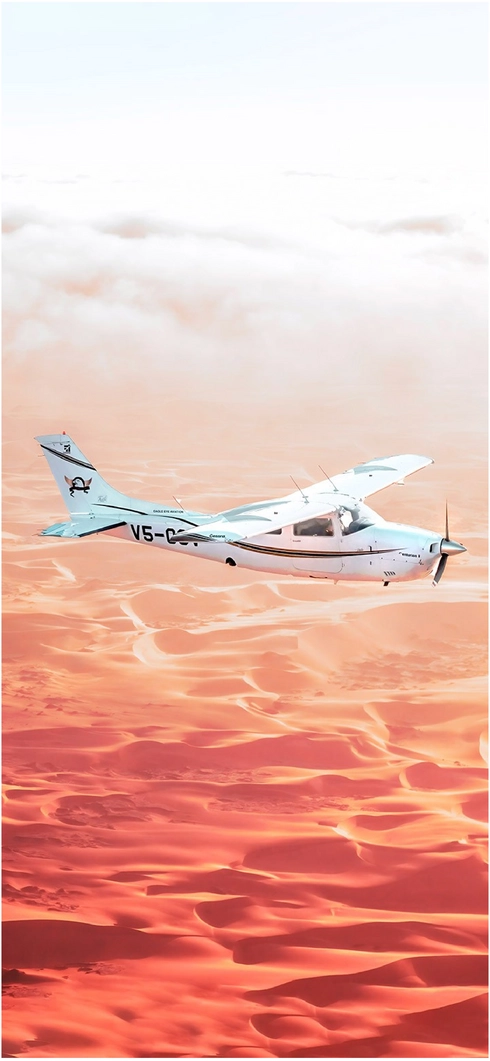 weisses-flugzeug-ueber-der-wueste