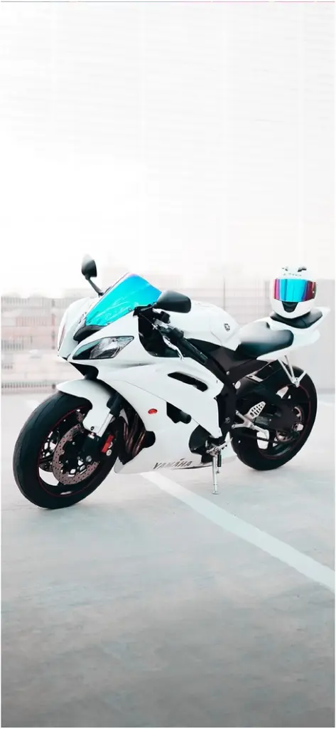 weisses yamaha motorrad in stadtumgebung