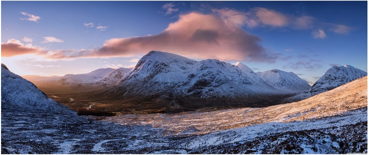 winterlandschaft bei sonnenaufgang in schottland