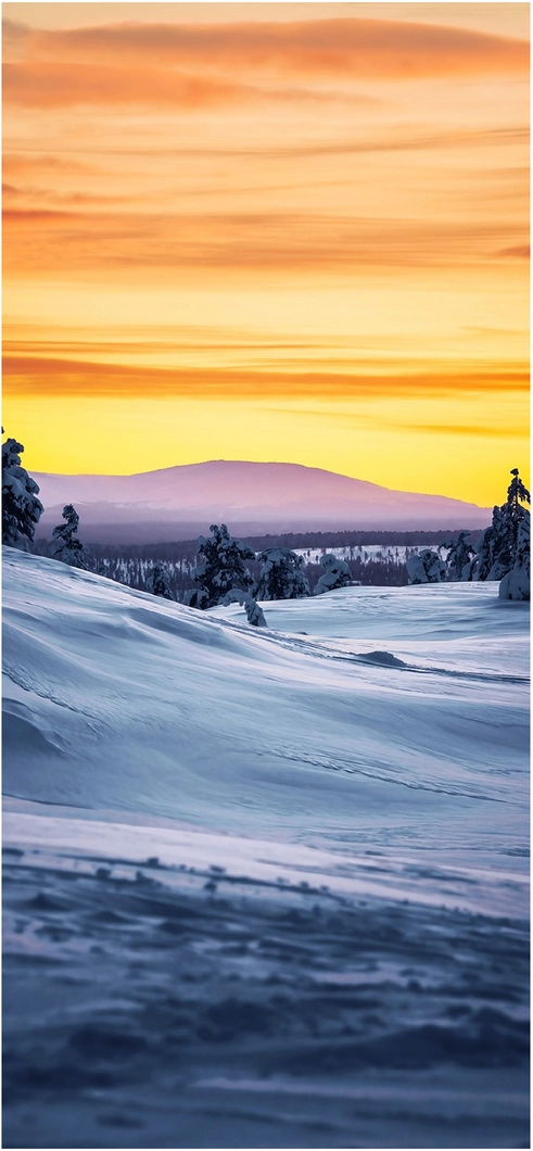 winterlandschaft-bei-sonnenuntergang-mit-schneebedeckten-huegeln