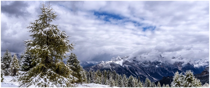 winterlandschaft in den dolomiten mit schneebedeckten bergen