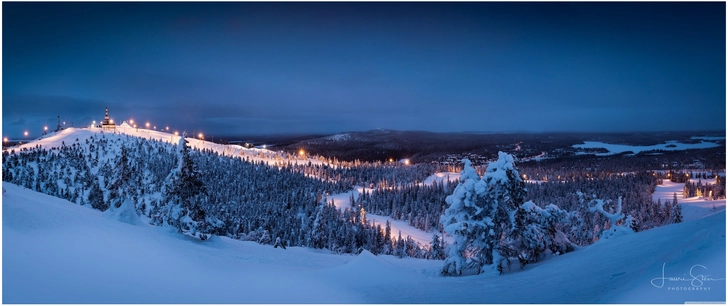 winterlandschaft mit schneebaumern und skianlage