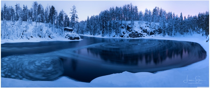 winterliche landschaft mit gewaesser und baeumen