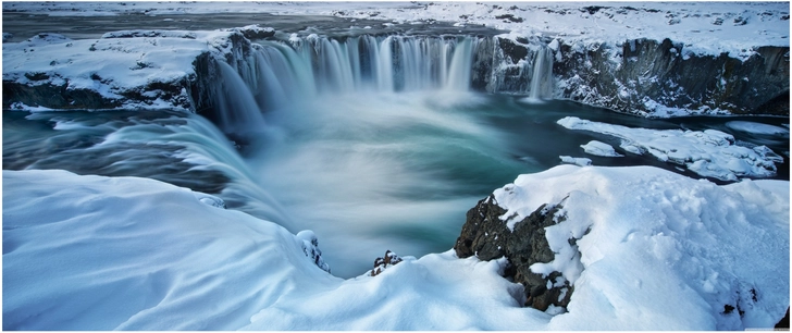 winterlicher goedafoss wasserfall in island