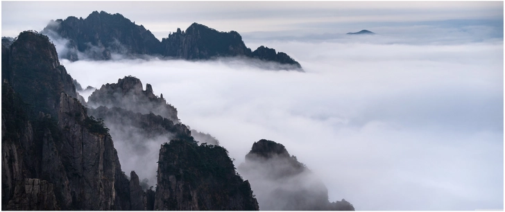 wolkenmeer ueber den huangshan bergen