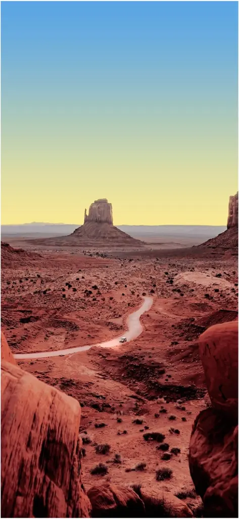 wuestenlandschaft mit einem schmalen weg und felsen