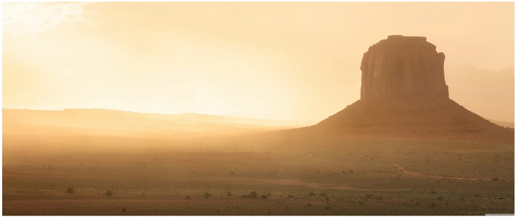 wuestenlandschaft mit sonnenuntergang und felsen