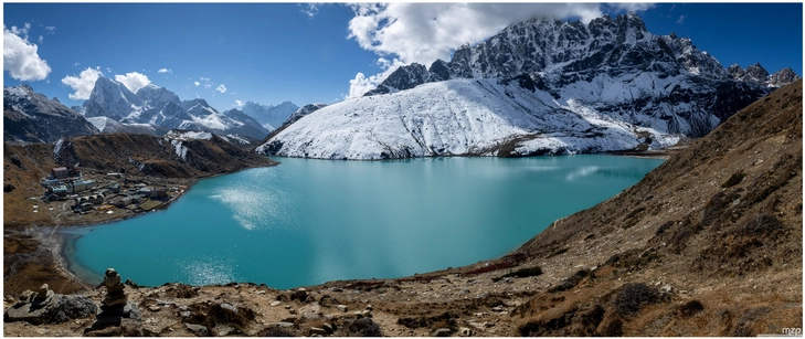 wunderschoene himalaya landschaft mit gletschersee und schneebedeckten bergen