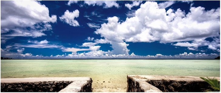 wunderschoene kuestenlandschaft mit klarem wasser und blauem himmel
