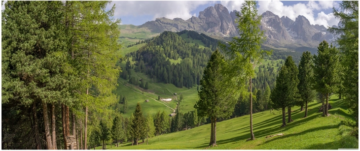 wunderschoene landschaft in den dolomiten mit bergen