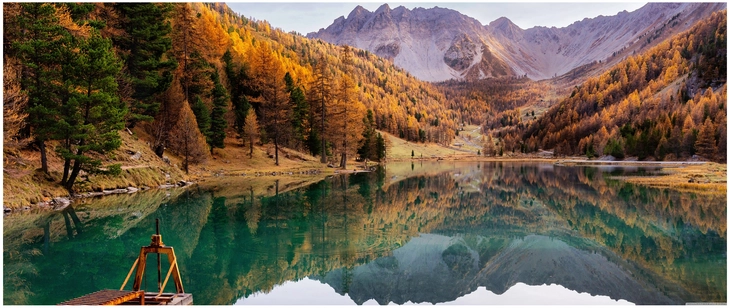 wunderschoene landschaft mit reflektierendem see und bergen