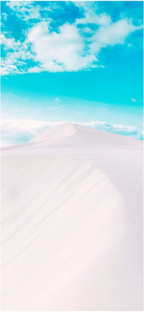 wunderschoene weisse sandduenen unter klarem himmel
