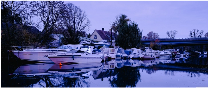 yachten am ruhigen gewaesser mit